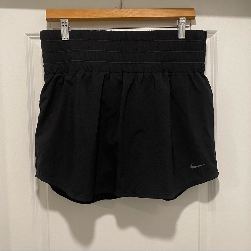 Nike Women's Dri-FIT Ultra High-Waisted Skort
Size: L (12–14)